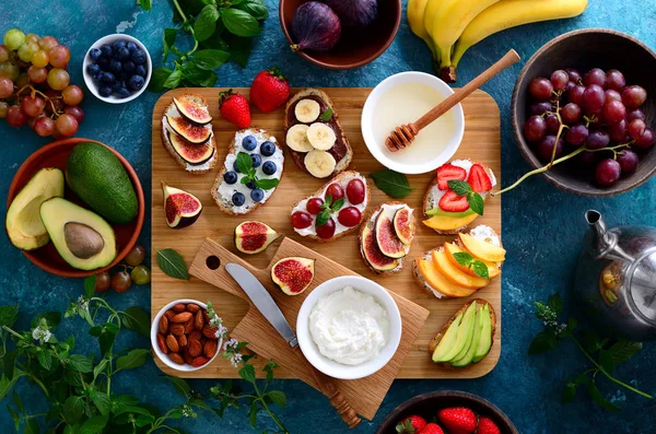 Sándwiches Vegetarianos Saludables Cara Abierta Con Queso Suave Frutas Bayas — Foto de Stock