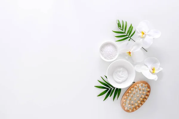 Wellness Behandlungskonzept Flache Liegekomposition Mit Naturkosmetikprodukten Und Massagebürste Blick Von — Stockfoto