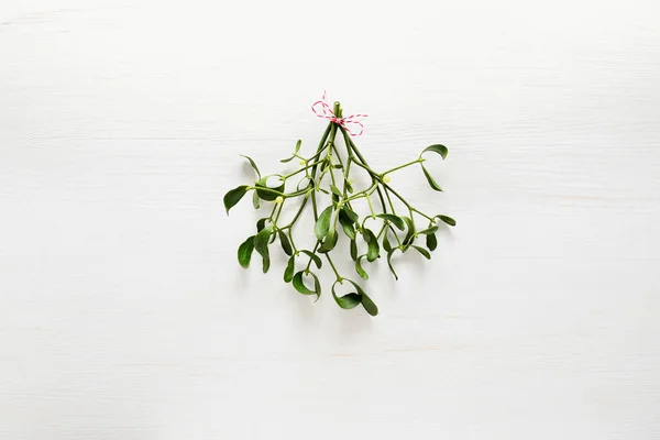 Mistletoe Traditional Christmas Bunch White Wooden Background Flat Lay Space — Stock Photo, Image