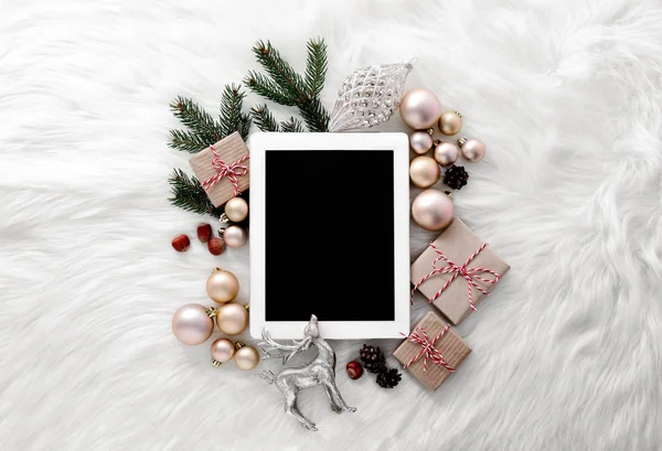 Noel sosyal medya kavramı, moda bloglama veya Noel tatil, beyaz tablet bir faux kürk, yukarıdan görünüm, bir metin için yer aşağı yalan sırasında alışveriş online