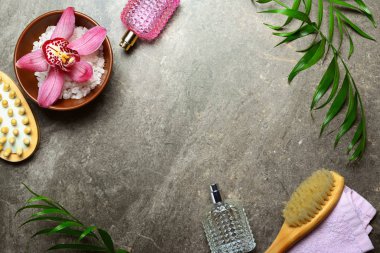 Spa deniz tuzu ile arka plan ve masaj fırçalar, yukarıdan görünüm, bir metin için yer