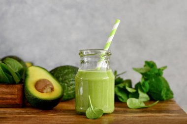 Avokado Bankası ev mutfak masası, önden görünüm üzerinde bir kavanoz duran yeşil smoothies sebze yapraklı yeşillikler ile yapılan