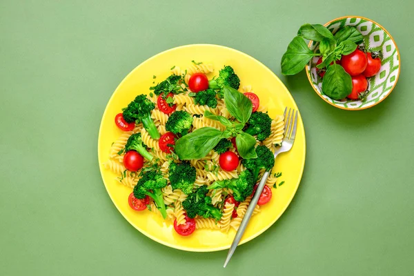 Pasta salad with broccoli — Stock Photo, Image