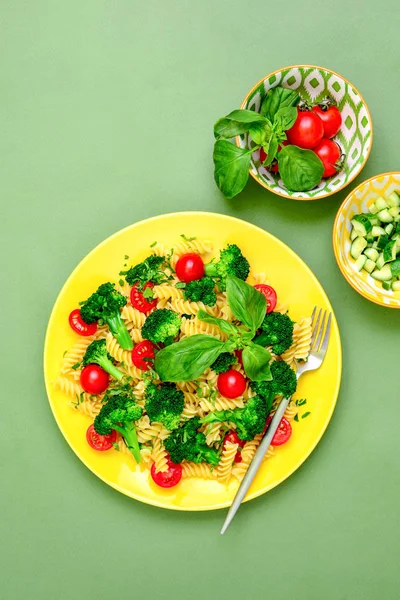 ブロッコリーとパスタのサラダ — ストック写真