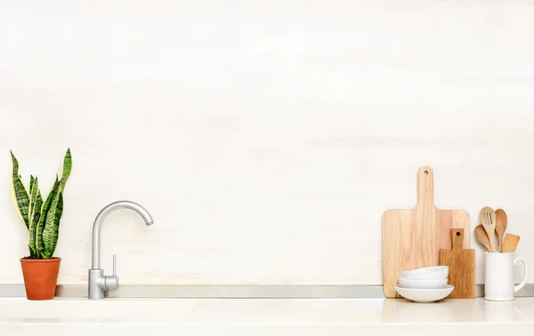 Кухонна стільниця з раковиною та посудом Ліцензійні Стокові Фото