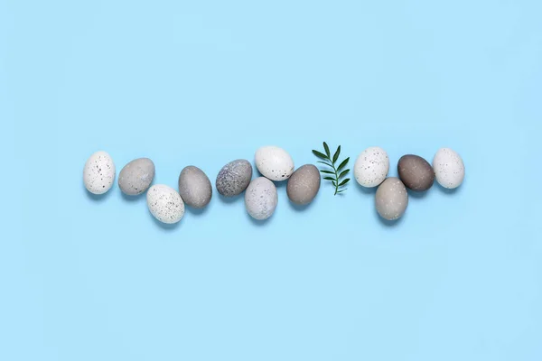 Přirozeně barvená velikonoční vajíčka dal v řádku — Stock fotografie