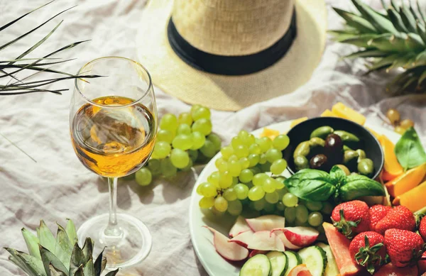 Strand-Sommer-Tisch-Dekoration mit Obst und Gemüse — Stockfoto