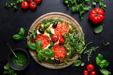 Yeşil pesto ve taze domates ile Pizza 