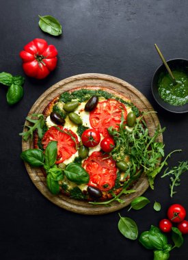 Yeşil pesto ve taze domates ile Pizza 