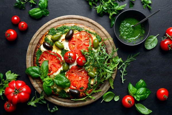 Yeşil pesto ve taze domates ile Pizza 
