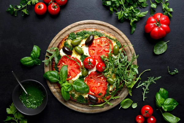 Yeşil pesto ve taze domates ile Pizza 