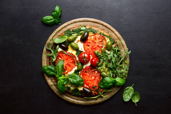 Yeşil pesto ve taze domates ile Pizza 