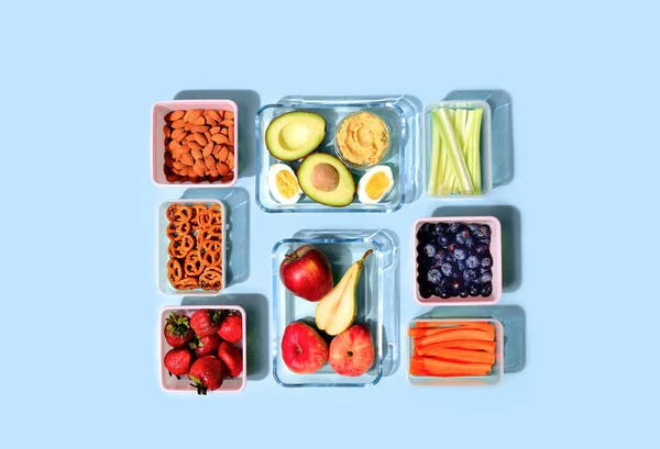 Gesundes Ernährungskonzept, Lunchboxen gefüllt mit frischen Snacks — Stockfoto