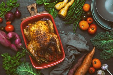 Çeşitli mevsimlik sebzelerle kızartılmış tavuk