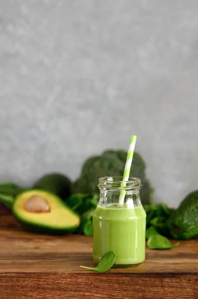 Зелені детоксикаційні смузі зі шпинатом та авокадо — стокове фото