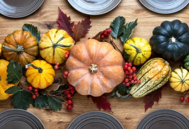 Şükran Günü tarzı masa dekorasyonu fikri