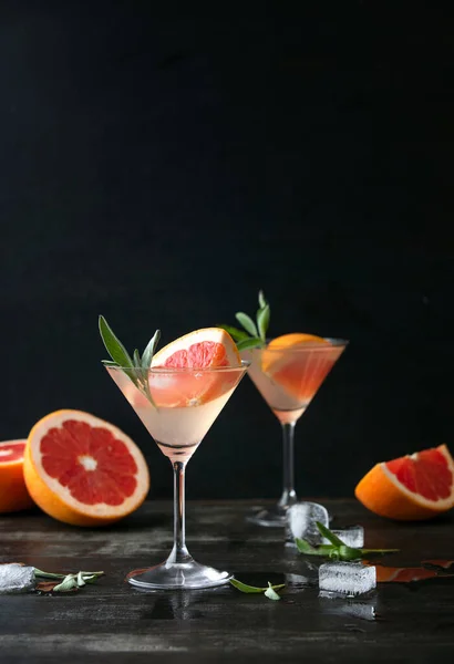 Salbei und rosa Grapefruitgimlet, Vorderansicht — Stockfoto