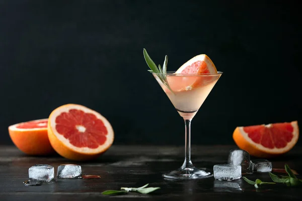 Salbei und rosa Grapefruitgimlet, Vorderansicht — Stockfoto