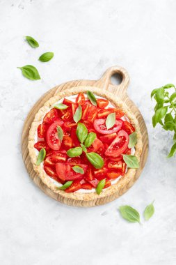 Yumuşak peynirli ve fesleğenli domatesli tart.