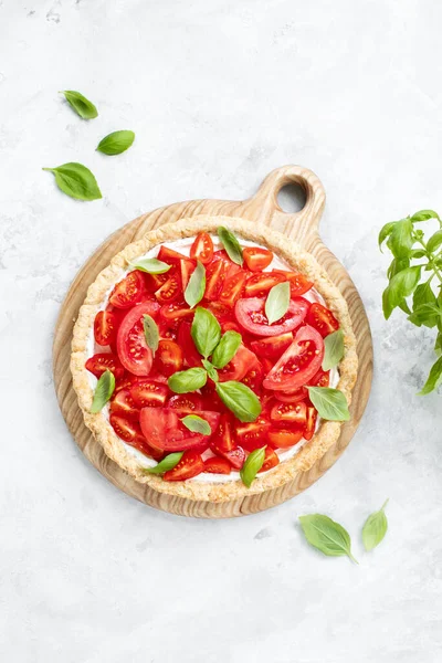 Yumuşak peynirli ve fesleğenli domatesli tart.