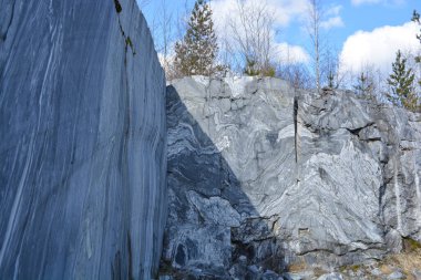 Kuzey Rusya 'daki ormanda mermer bir Canyen. Güneşli bir gün..