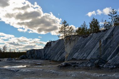 Kuzey Rusya 'daki ormanda mermer bir Canyen. Güneşli bir gün..