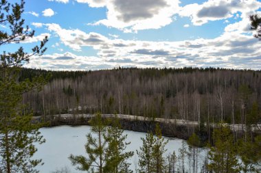 Kuzey Rusya 'daki ormanda mermer bir Canyen. Güneşli bir gün..