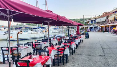 Rıhtımda küçük bir limanda yatlar