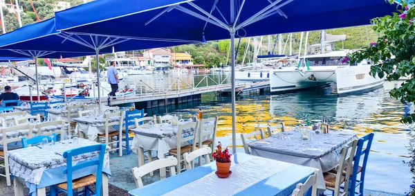 Yachten auf dem Dock in einem kleinen Yachthafen — Stockfoto