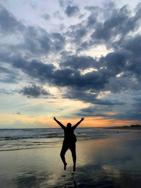 Denizin üzerinde güzel bir gün batımı