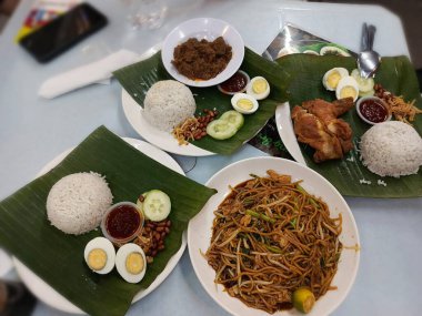 Tayland yemeği, kızarmış pilav, kızarmış domuz eti ve kızarmış domuz, Tayland sokak yemeği.