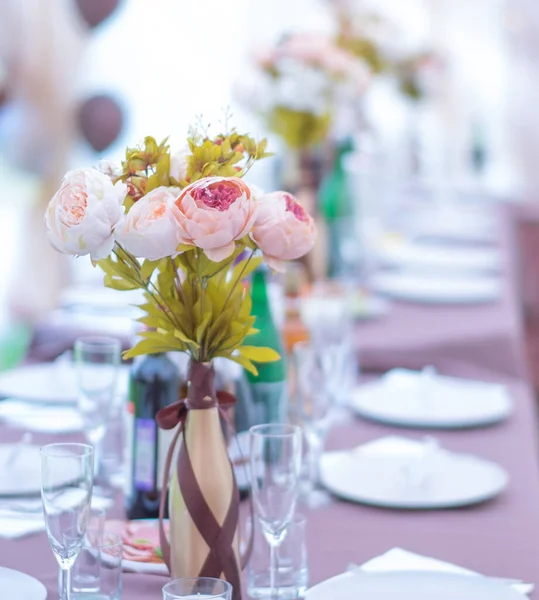 Table Vacances Avec Bouquet Pivoines Sur Table Couverts — Photo