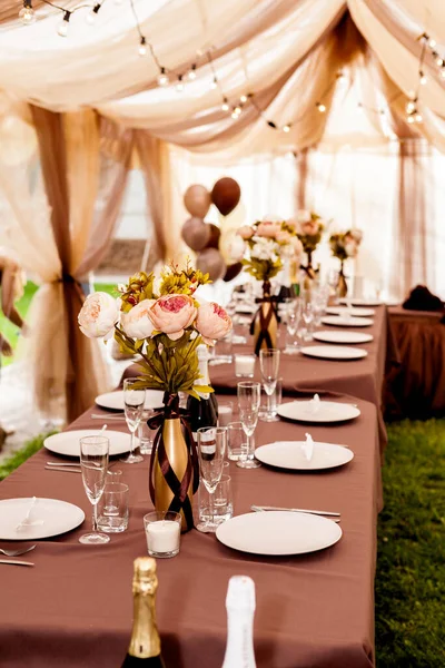 Table Vacances Avec Bouquet Pivoines Sur Table Couverts Dans Des — Photo