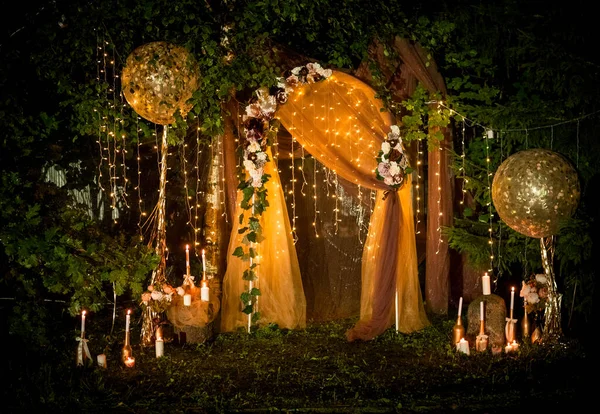 Ночная Фотография Места Проведения Свадебной Церемонии Аркой Гирляндами — стоковое фото