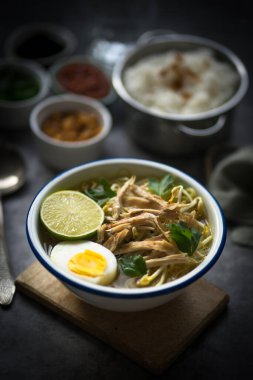 Soto Ayam temel olarak et suyu, tavuk ve sebzelerden oluşan geleneksel bir Endonezya çorbası.