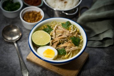 Soto Ayam temel olarak et suyu, tavuk ve sebzelerden oluşan geleneksel bir Endonezya çorbası.