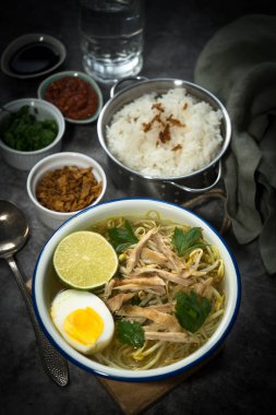 Soto Ayam temel olarak et suyu, tavuk ve sebzelerden oluşan geleneksel bir Endonezya çorbası.
