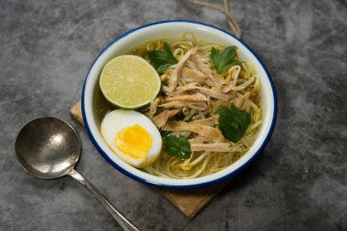 Soto Ayam temel olarak et suyu, tavuk ve sebzelerden oluşan geleneksel bir Endonezya çorbası.
