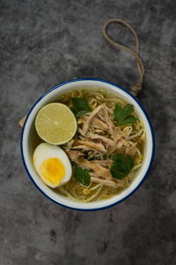 Soto Ayam temel olarak et suyu, tavuk ve sebzelerden oluşan geleneksel bir Endonezya çorbası.