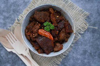 Sambal Goreng Krecek. Fırtınalı sığır derisi kraker dolu Java baharatlı güveç.