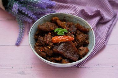 Sambal Goreng Krecek. Fırtınalı sığır derisi kraker dolu Java baharatlı güveç.
