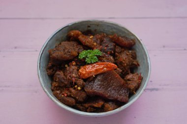 Sambal Goreng Krecek. Fırtınalı sığır derisi kraker dolu Java baharatlı güveç.