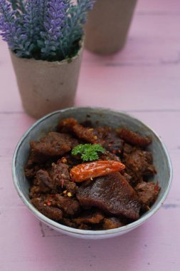 Sambal Goreng Krecek. Fırtınalı sığır derisi kraker dolu Java baharatlı güveç.