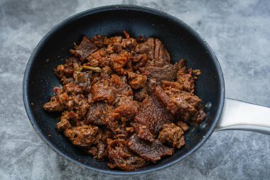 Sambal Goreng Krecek. Fırtınalı sığır derisi kraker dolu Java baharatlı güveç.
