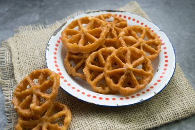 Kembang Goyang ya da sallanan çiçek, Endonezya 'nın tipik ev yapımı, çiçek şeklinde kızarmış atıştırmalık ve tipik Betawi çerezi.