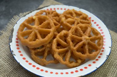 Kembang Goyang ya da sallanan çiçek, Endonezya 'nın tipik ev yapımı, çiçek şeklinde kızarmış atıştırmalık ve tipik Betawi çerezi.