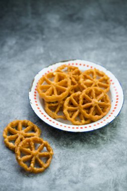 Kembang Goyang ya da sallanan çiçek, Endonezya 'nın tipik ev yapımı, çiçek şeklinde kızarmış atıştırmalık ve tipik Betawi çerezi.