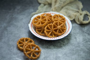 Kembang Goyang ya da sallanan çiçek, Endonezya 'nın tipik ev yapımı, çiçek şeklinde kızarmış atıştırmalık ve tipik Betawi çerezi.