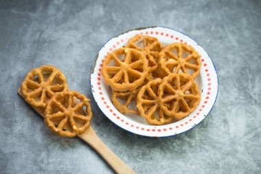 Kembang Goyang ya da sallanan çiçek, Endonezya 'nın tipik ev yapımı, çiçek şeklinde kızarmış atıştırmalık ve tipik Betawi çerezi.