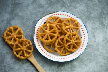 Kembang Goyang ya da sallanan çiçek, Endonezya 'nın tipik ev yapımı, çiçek şeklinde kızarmış atıştırmalık ve tipik Betawi çerezi.